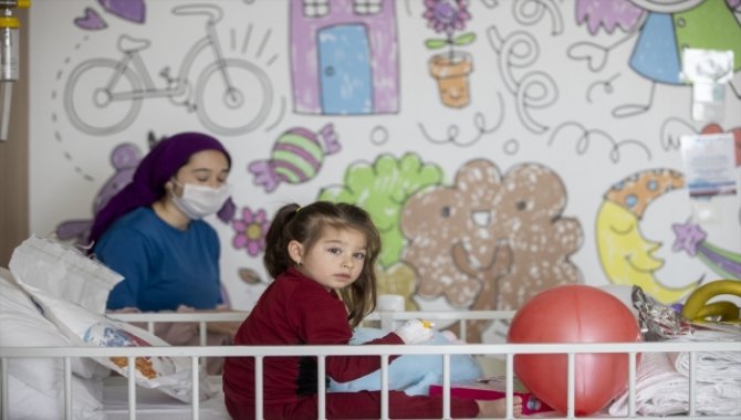 Sağlık personelinin çocukları hastanede tedavi gören akranlarının bayramını kutladı