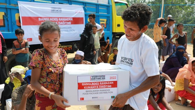 Yeryüzü Doktorları Derneği, Bangladeş'teki mültecilere 800 gıda paketi dağıttı
