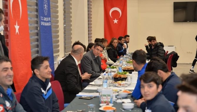 Erzurum Valisi Okay Memiş, sağlık çalışanları ve öğretmenlerle iftar yaptı