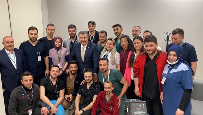 Sağlık Bakanı Koca, sağlık çalışanlarının bayramını kutladı