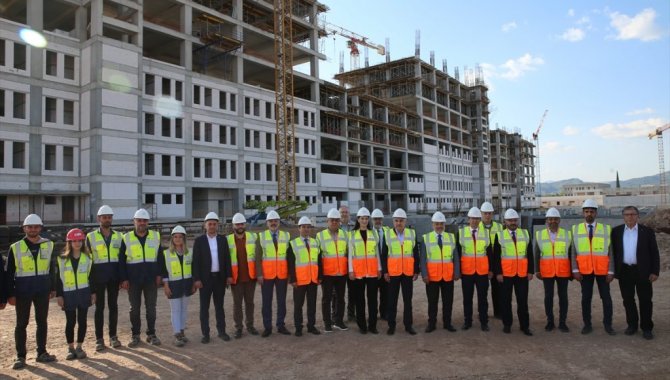 AK Parti'li milletvekilleri Aydın'daki şehir hastanesi inşaatını gezdi