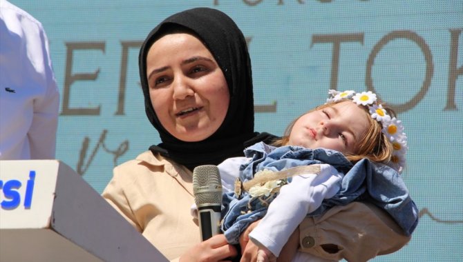Turgutlu'da SMA hastası kızı için mücadele veren anne "yılın annesi" seçildi