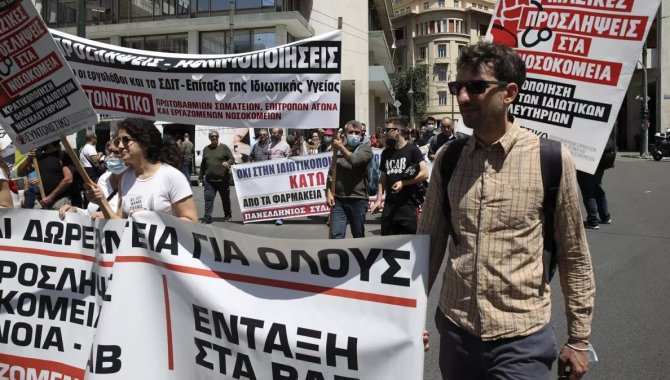 Yunanistan'da sağlık ve toplu taşıma çalışanlarından iş bırakma eylemi