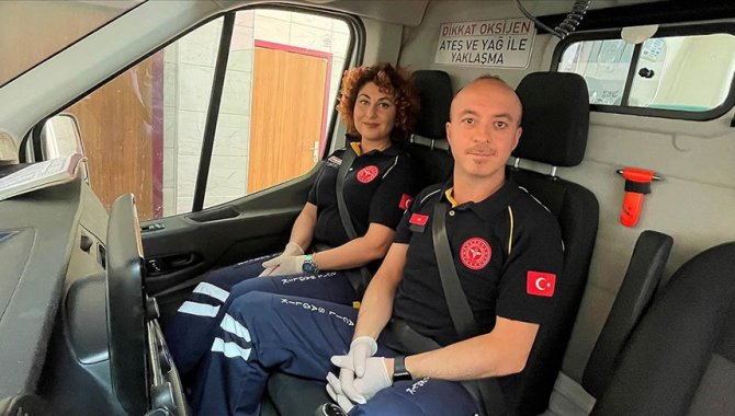 Sağlık çalışanı çift aynı ambulansta hastaların imdadına yetişiyor