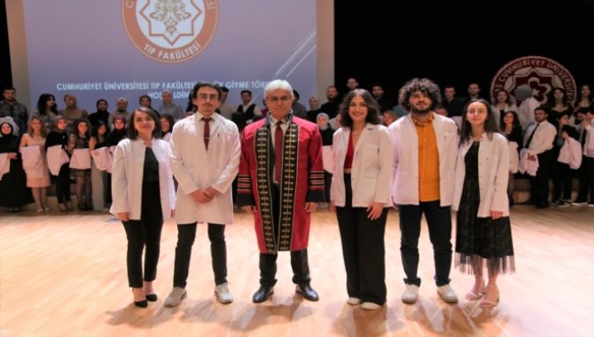 Sivas'ta tıp fakültesi öğrencileri beyaz önlük giydi