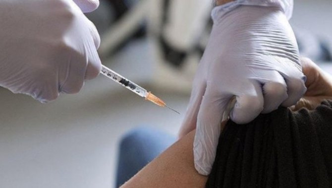 İzmir'de "aşı sahteciliği" yaptığı iddia edilen 14 sanığın yargılanmasına başlandı