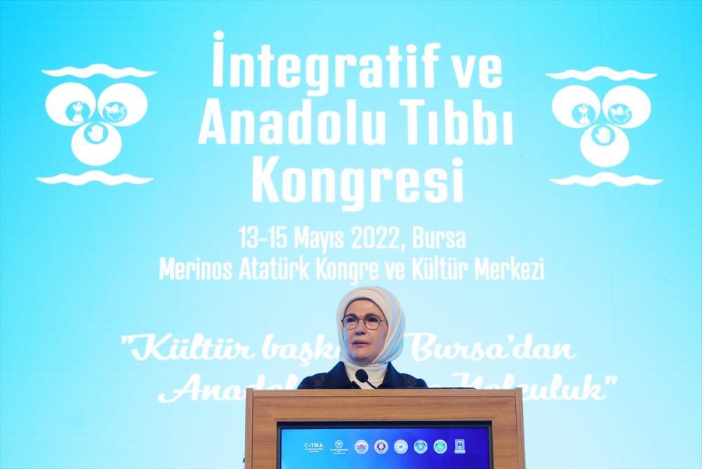 Emine Erdoğan, Bursa'da "İntegratif ve Anadolu Tıbbı Kongresi"nde konuştu: