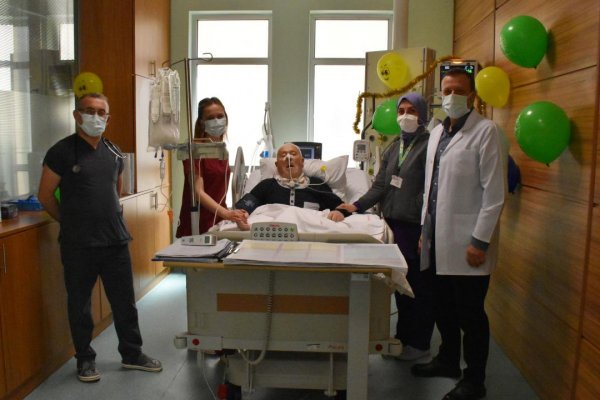 Sağlıkçılar yoğun bakımdaki hastanın 92. doğum gününü kutladı
