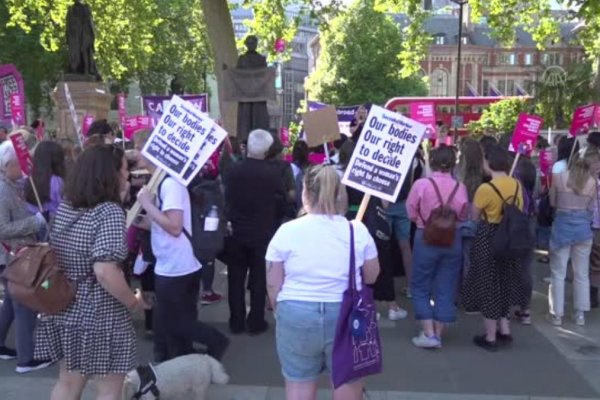 İngiltere'de kadınlar ABD'deki kürtaj yasasını protesto etti