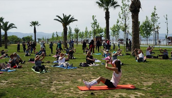 Balıkesir'de her sabah 250 kişi antrenörlerle sahilde spor yapıyor