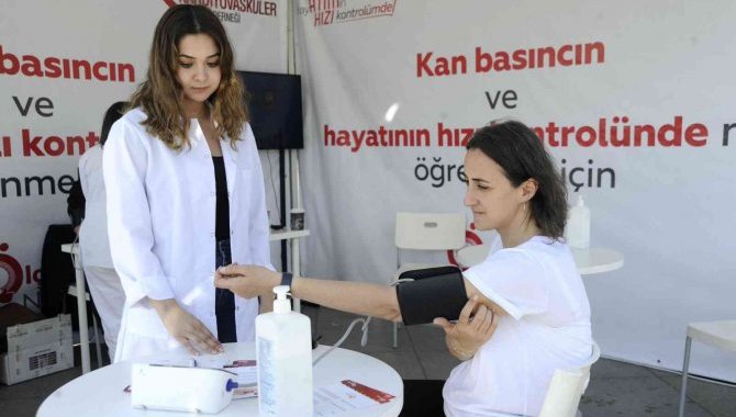 Dünya Hipertansiyon Günü'nde Beşiktaş'ta tansiyon ve nabız ölçümü yapıldı