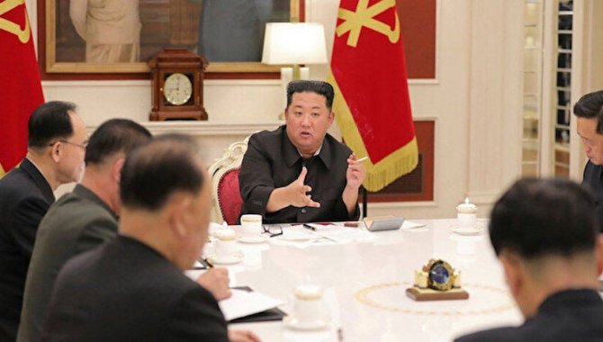 Kuzey Kore lideri Kim Kovid-19 toplantısında sigara içti