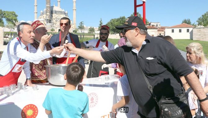 Selimiye Meydanı'nda ziyaretçilere Osmanlı'nın şifa helvası dağıtıldı