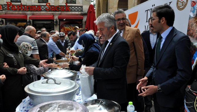 Kastamonu'da "Türk Mutfağı Haftası" etkinlikleri kapsamında ekşili pilav dağıtıldı