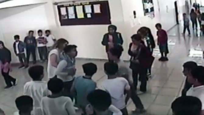 Boğazında yemek kalan öğrenciye öğretmenin müdahalesi güvenlik kamerasında