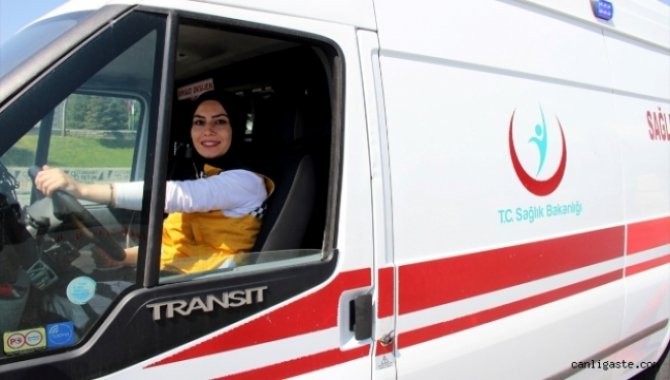 Kayseri'de ambulans personeli 16 kadına ileri sürüş teknikleri eğitimi verildi