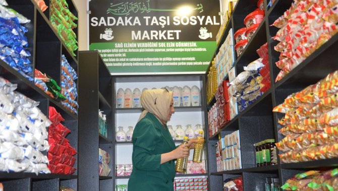 Sadaka Taşı Sosyal Market, ihtiyaç sahiplerinin yüzünü güldürüyor