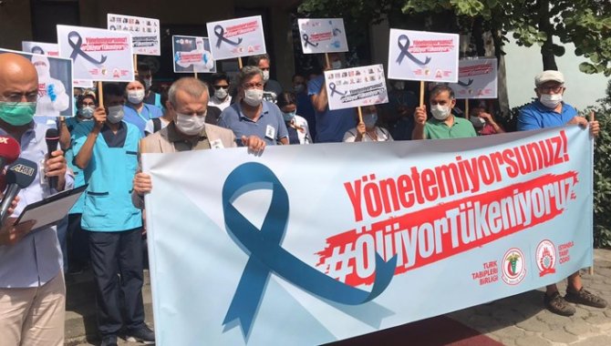 TTB'nin çağrısıyla bir araya gelen bazı sağlık çalışanları eylem yaptı