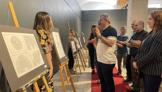 Edirne'de sağlık çalışanlarının kara kalem eserleri sergilendi