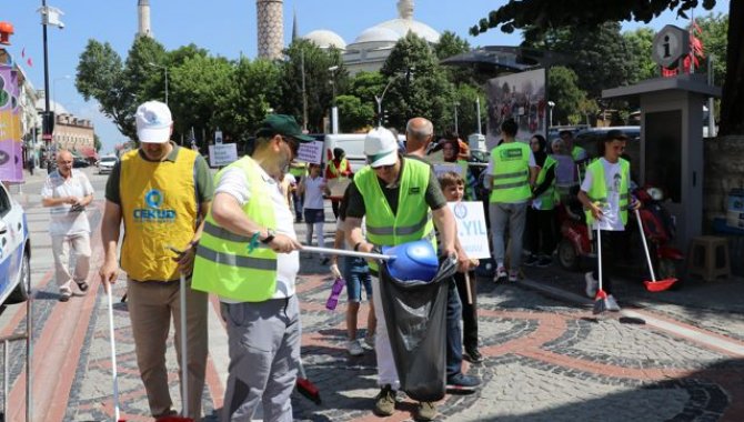 Edirne'de Yeşilayın küçük gönüllüleri temiz çevre için izmarit topladı