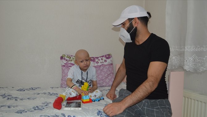Lösemi hastası 4 yaşındaki Ömer babasının kök hücresiyle şifa buldu