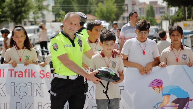Çorum'da bisiklet eğitimi alan öğrencilere kask hediye edildi