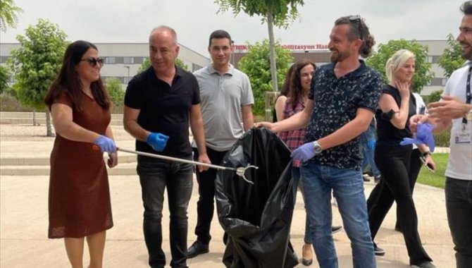 Adana'da hastane bahçesinde temizlik yapıldı