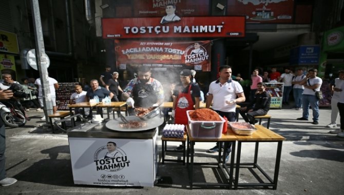 Adana'da acılı tost yeme yarışması düzenlendi