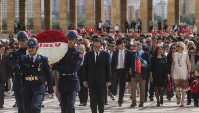 LÖSEV üyeleri ve gönüllüleri Anıtkabir'i ziyaret etti