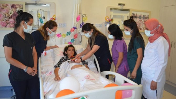 Sağlık çalışanlarından 25 günlük yaşam mücadelesini kazanan hastaya doğum günü sürprizi
