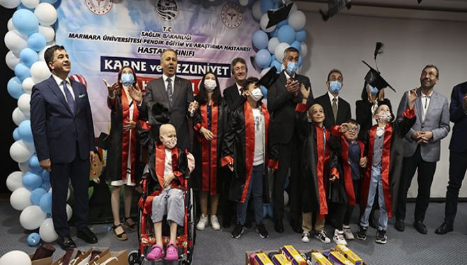 İstanbul'da hastanede öğrenim gören çocuklar karnelerine kavuştu