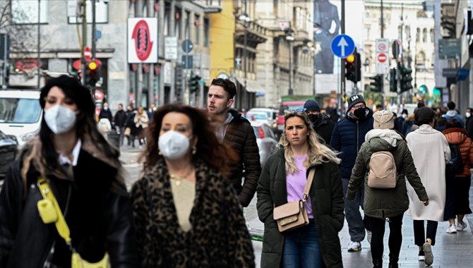 İtalya'da maske kullanımı toplu taşımada eylül sonuna dek zorunlu olmaya devam edecek