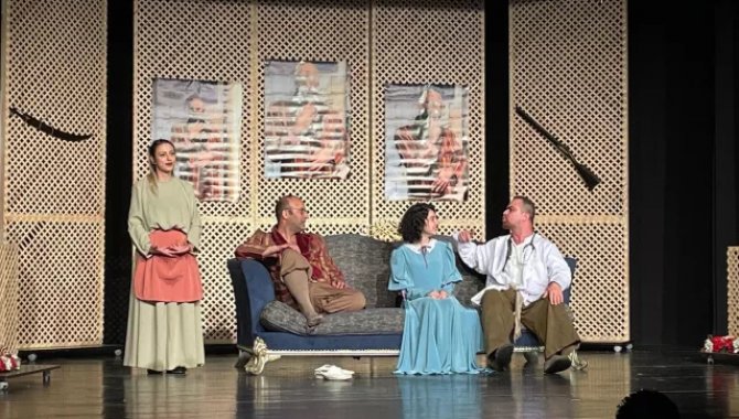 Erzurum'da "Zoraki Tabip" komedi oyunu sağlıkçılar için seyirciyle buluştu