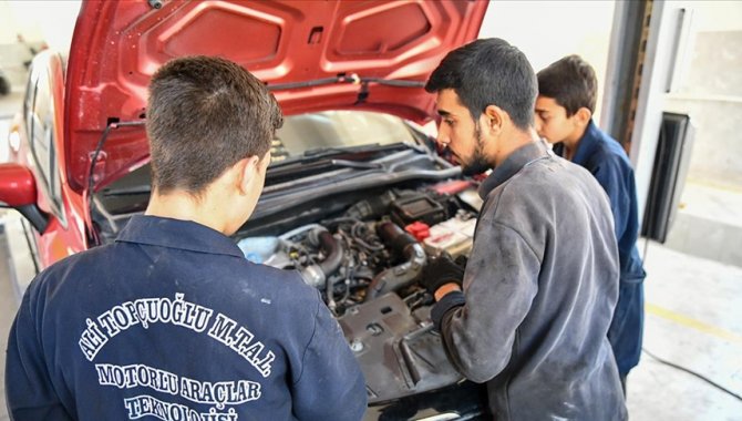 Tamirciliği öğrendikleri okulda her gün 30 aracın bakım ve onarımını yapıyorlar