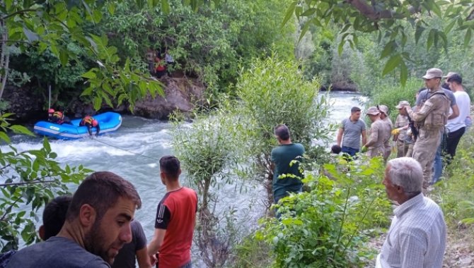 Müküs Çayı'na düşen hemşire birçok noktada aranıyor