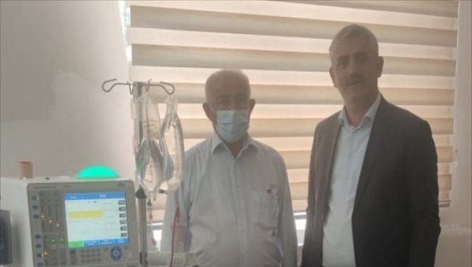 Böbrek yetmezliği bulunan hasta memleketindeki hastaneye diyaliz makinesi bağışladı