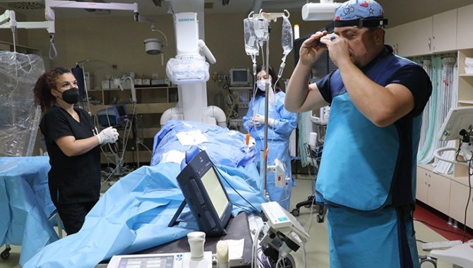 Edirne'de doktorlar "akıllı gözlük" yardımıyla uzaktan destekle kalp pili taktı
