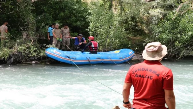 Müküs Çayı'nda kaybolan hemşireyi 140 kişilik ekip arıyor