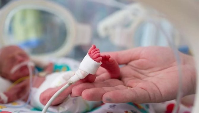 Uzmanından prematüre bebeği olan ailelere tavsiyeler
