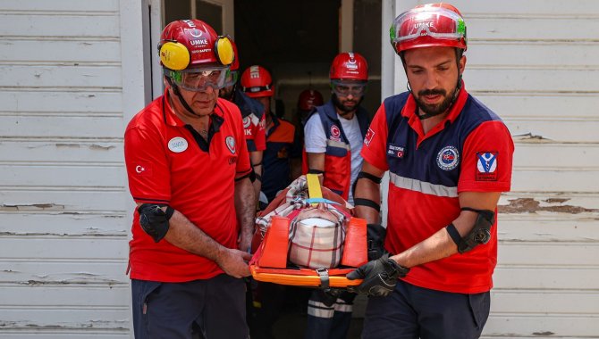 Megakentte depreme karşı en büyük tıbbi tahliye tatbikatı yapıldı