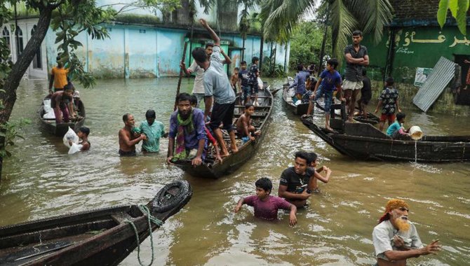 Bangladeş ve Hindistan son yılların en büyük sel felaketi ile karşı karşıya