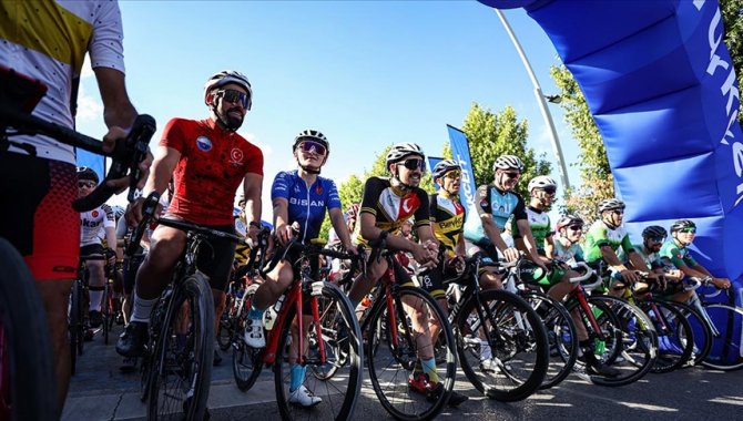 İstanbul'da yaklaşık 2 bin bisikletçi savaş mağduru çocuklar için pedal çevirdi