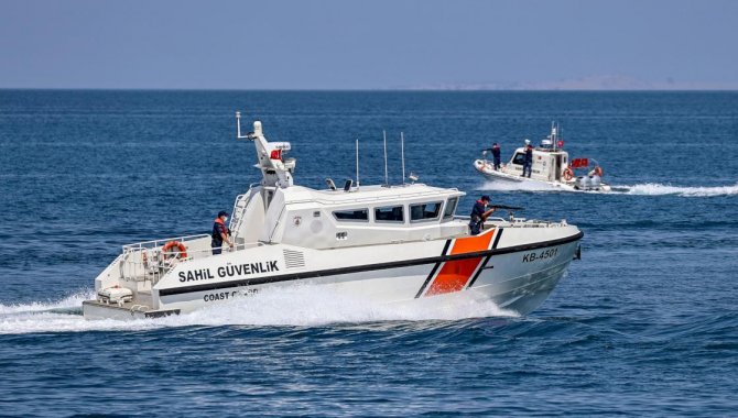 İzmir'de su alan yattaki 10 kişi Sahil Güvenlik ekiplerince kurtarıldı