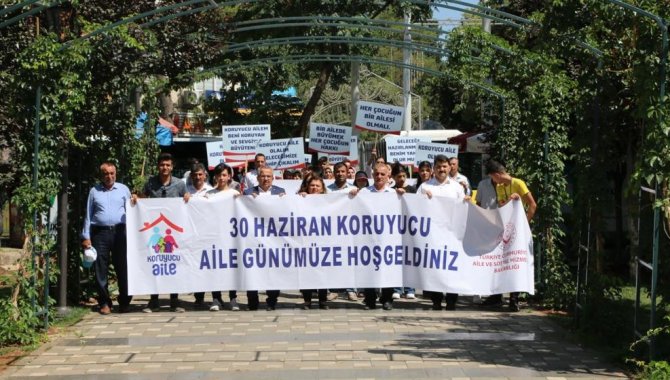 İzmir'de Koruyucu Aile Günü kapsamında yürüyüş düzenlendi