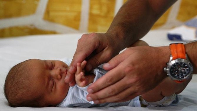 Yunanistan unsurlarının geri ittiği botta doğum yapan anne ve bebeğinin sağlık durumu iyi