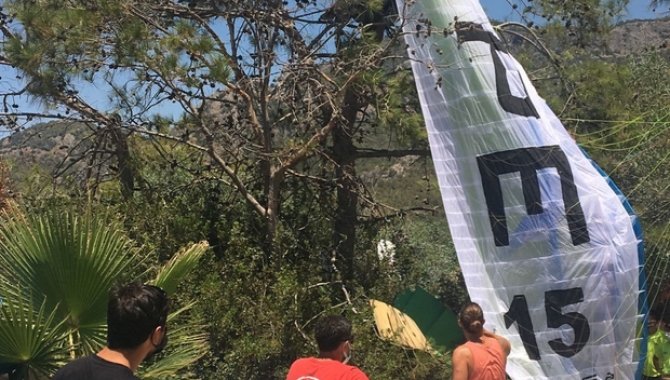 Muğla'da ağaca takılıp mahsur kalan yamaç paraşütü pilotunu itfaiye kurtardı