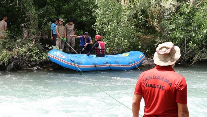 Müküs Çayı'na düşen hemşireye ulaşılmaya çalışılıyor