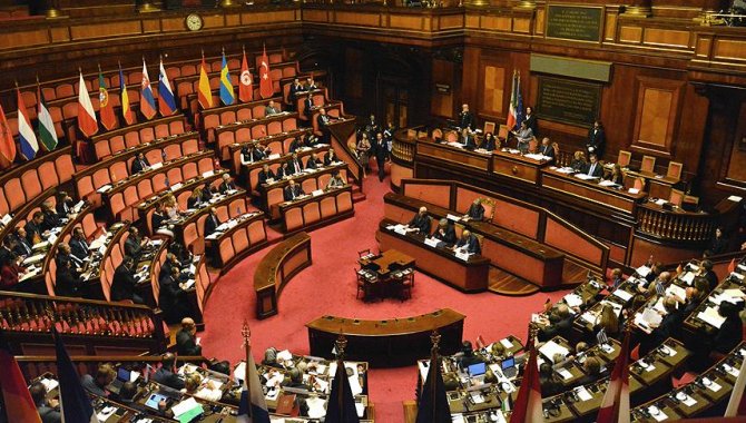 İtalya'da iktidar ortağı 5 Yıldız Hareketi, hükümet için kritik oylamaya katılmadı