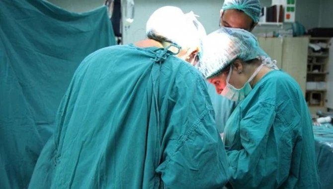 Beyninde damar yumağı oluşan çocuk, 20 saatlik ameliyatla hayata tutundu