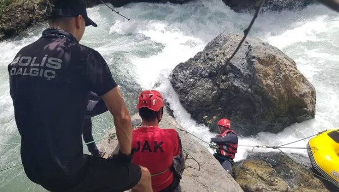 Müküs Çayı'na düşen hemşire 30 kilometrelik mesafede aranıyor